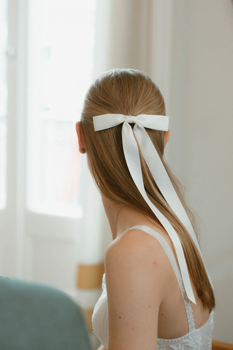 Braut von hinten mit Schleife in den Haaren