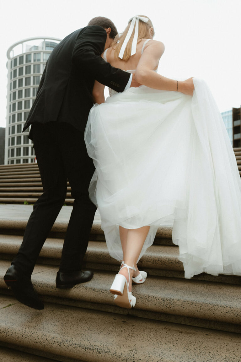 Hochzeitspaar läuft die Magellantreppen hoch