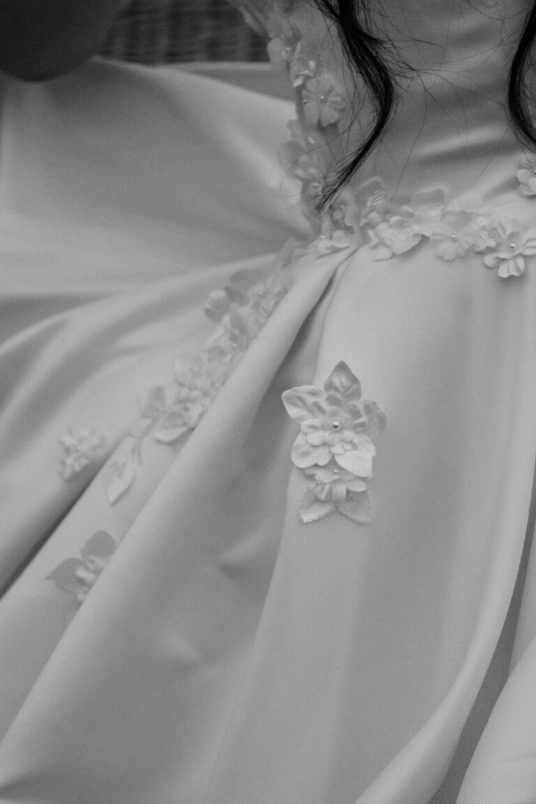 Nahaufnahme von Applikationen auf einem Hochzeitskleid