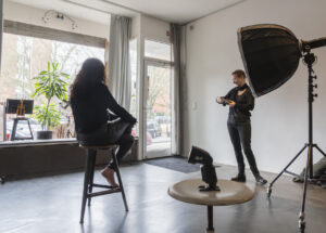 Behind the Scenes Bild von Laura bei einem Portraitshooting in einem Studio in Hamburg
