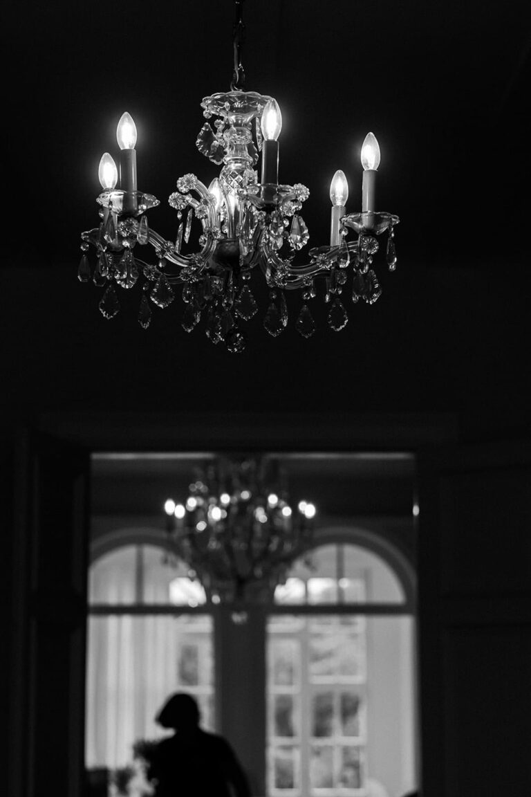 Kronleuchter beider Räume auf Gut Projensdorf schwarzweiß