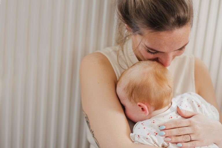 Mama und Baby kuscheln nach dem Baby-Yoga
